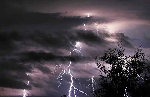 Đêm nay (10/7), nhiều vùng tại miền Bắc có thể xảy ra lốc, sét, mưa đá 