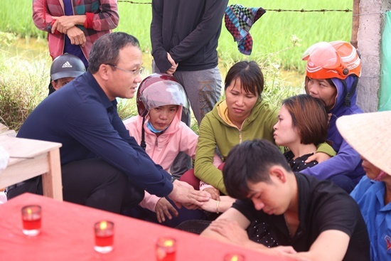 Vụ tai nạn khiến 3 em nhỏ tử vong ở Hà Tĩnh: Xót xa cảnh kẻ đầu bạc khóc người đầu xanh