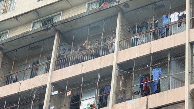 Nhiều sinh viên mắc kẹt, chờ giải cứu trong đám cháy ký túc xá trường Cao đẳng kỹ thuật Cao Thắng