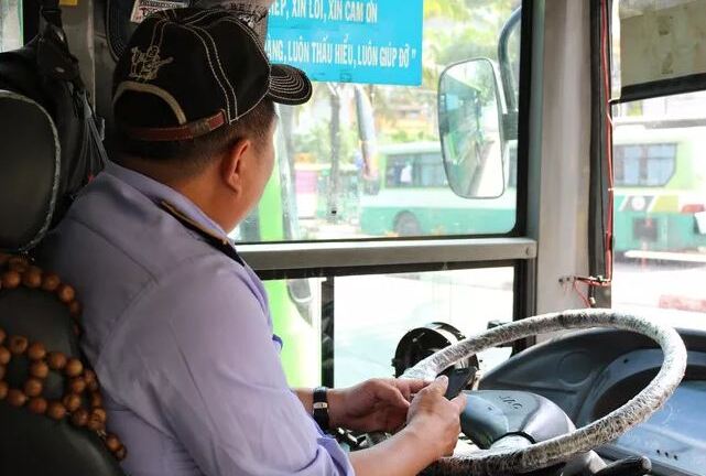 Tài xế xe buýt đánh lái “xuất thần” húc ngã nhóm cướp: Bà con tưởng tôi ngủ gục đâm vào vỉa hè