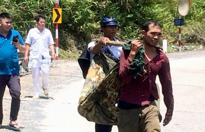 Uống rượu ngâm hạt trái cây rừng, 3 người chết, 2 người nguy kịch