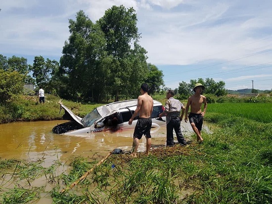 Nghệ An: Ô tô 7 chỗ lao xuống hố sâu, 6 người thương vong
