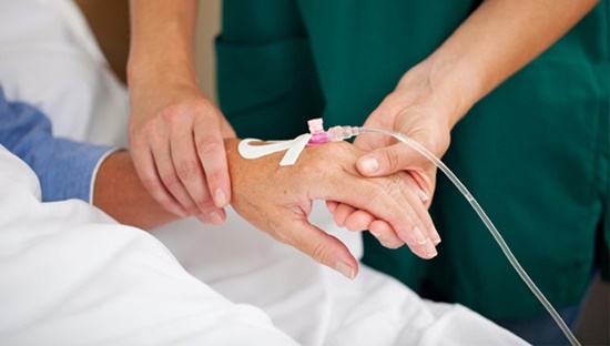 Mỹ: Bác sĩ bị truy tố tội giết người, bệnh viên sa thải hàng chục nhân viên