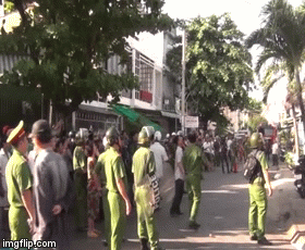 Video: Cả trăm cảnh sát bao vây kẻ ngáo đá cầm dao “diễn xiếc” trên mái nhà suốt 3 tiếng