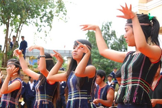 Vòng xoáy nợ nần từ luật thách cưới, nhiều cặp vợ chồng 