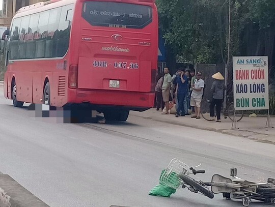 Xót xa cụ ông 80 tuổi bị xe khách kéo lê tử vong