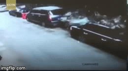 Video: Khoảnh khắc người phụ nữ thoát chết thần kì khi bức tường bất ngờ đổ sập