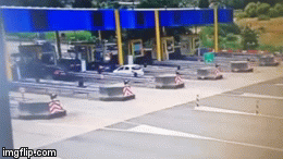 Video: Xe BMW lao như bay đâm vào trạm thu phí 