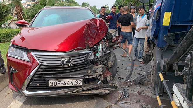 Tin tức tai nạn giao thông mới nhất hôm nay 17/7/2019: Đi vào làn xe buýt, Lexus và xe bồn tông nhau
