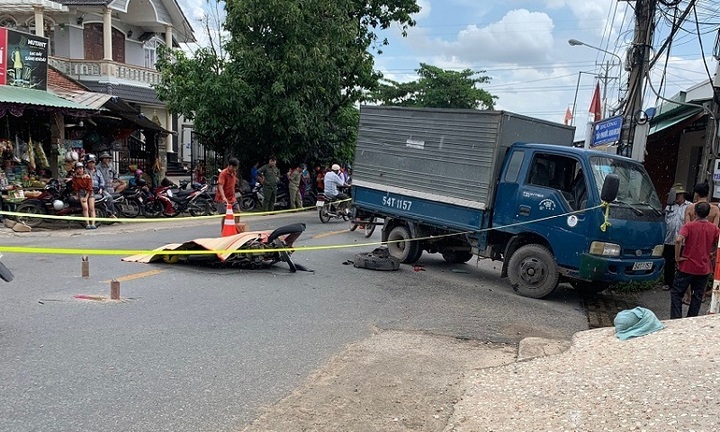 Bình Dương: Chạy xe tốc độ cao tông vào ô tô tải, thiếu niên 17 tuổi tử vong tại chỗ