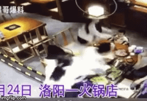 Video: Sốc cảnh người đàn ông tạt thẳng nồi lẩu đang sôi vào mặt bạn của vợ