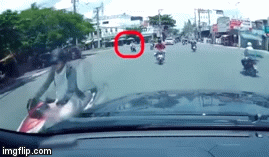 Video: Sang đường bất chấp, “nữ ninja” tạt đầu khiến 2 thanh niên ngã lăn quay