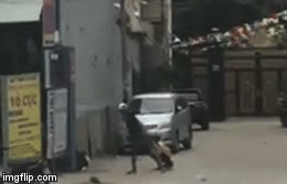 Phẫn nộ cảnh nam thanh niên túm tóc, đánh bạn gái tới tấp trên đường phố