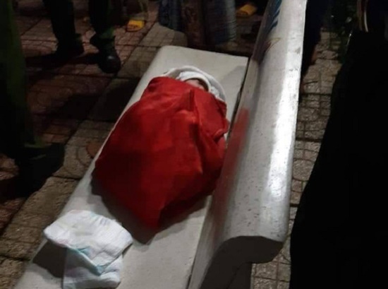 Đã tìm thấy người mẹ bỏ rơi bé gái 1 tuần tuổi trong hoa viên