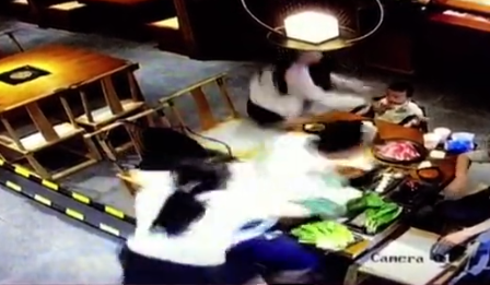 Đang ăn tối cùng bạn, nam thanh niên bị hất cả nồi lẩu vào người