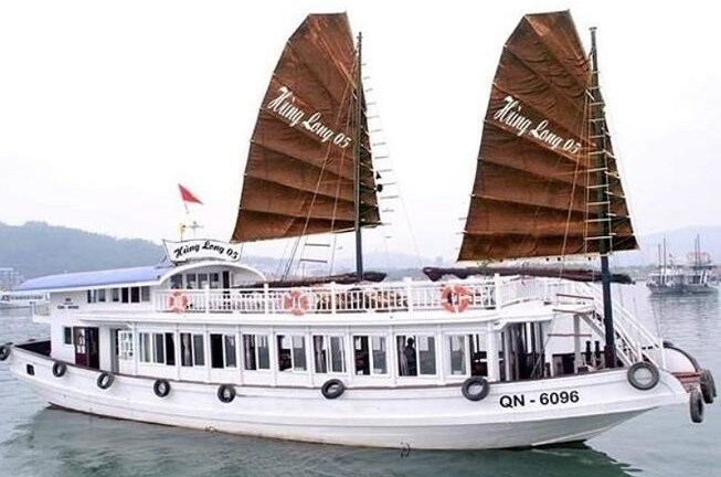 Người đặt camera quay lén khách du lịch tắm trên tàu đối mặt với án phạt hành chính hay hình sự?