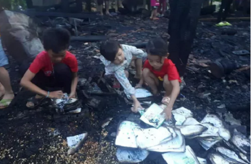 Sét đánh cháy nhà trong lúc ba mẹ đi vắng, 3 anh em thẫn thờ nhặt từng trang sách trong đống tro tàn