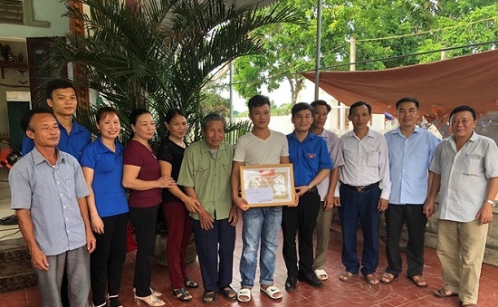 Thanh Hóa: Nam thanh niên liều mình bơi ra biển, cứu người bị sóng cuốn ra xa