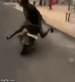 Video: Quay lưng lái xe, nam thanh niên nhận cái kết thảm hại