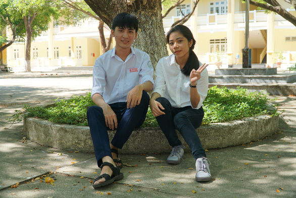 Cặp đôi thủ khoa trường làng học chung lớp: Không dùng điện thoại, chăm học tới mức làm mẹ mất ngủ
