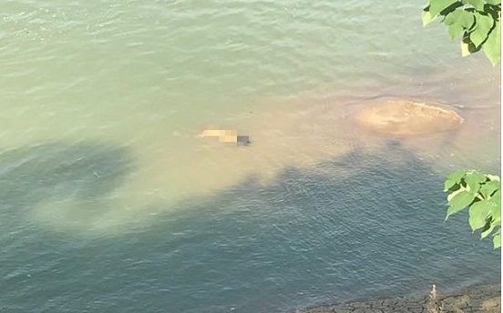 Bí ẩn thi thể người phụ nữ mặc áo ngủ nổi trên sông Lam