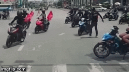 Nhóm phượt thủ ngang nhiên chặn đường để di chuyển qua ngã tư khiến dân mạng 