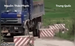 Video: Tài xế bẻ lái điêu luyện qua hàng loạt trụ bê bông khiến dân mạng thán phục