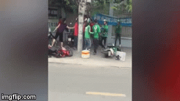 Cả chục tài xế Grabbike và Go-Viet hỗn chiến kinh hoàng, xe đổ rạp đầy đường