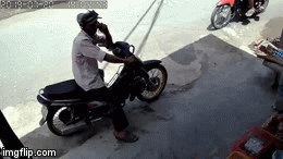 Video: Bị cướp điện thoại bất ngờ, người đàn ông vội vàng nổ máy đuổi theo và cái kết