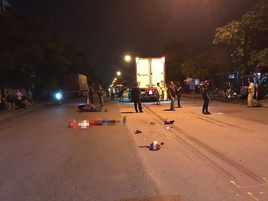 Va chạm kinh hoàng với xe đông lạnh trong đêm, người đàn ông tử vong thương tâm