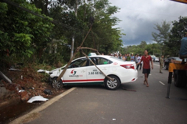 Tin tức tai nạn giao thông mới nhất hôm nay 23/7/2019: Taxi tông xe máy, hai cô cháu tử vong thương tâm