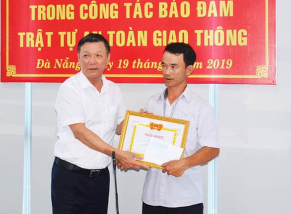 Đà Nẵng: Biểu dương công dân đục mảng bê tông thừa trên đường
