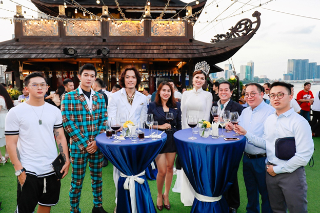 Mr.Hiệp Ruby - ‘Ông trùm hô biến’ ra thế hệ hoa hậu, siêu mẫu mới của Showbiz Việt.