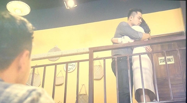 Lộ cảnh quay cực sốc phim Về nhà đi con: Quốc cay đắng nhìn Khải ôm Huệ giữa quán trà