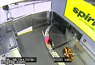 Bị cuốn vào băng chuyền hành lý, bé trai 2 tuổi gãy tay phải 