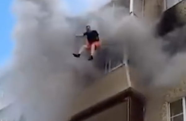 Người đàn ông cương quyết ném cả gia đình ra khỏi ban công để tránh hỏa hoạn