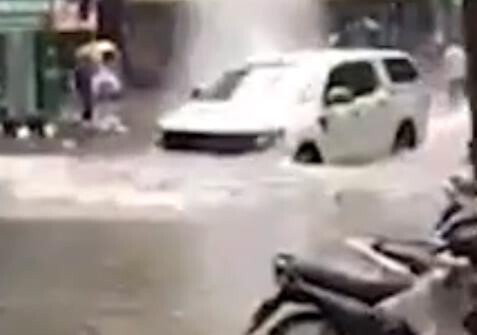 Video: Ô tô phóng nhanh qua vùng nước ngập khiến nhiều xe máy bị sóng quật đổ
