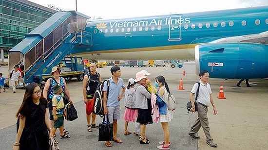 Máy bay Vietnam Airlines hạ cánh khẩn cấp vì nữ hành khách chảy máu vết thương phẫu thuật