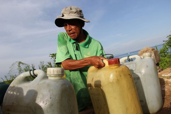 Hạn hán ở miền Trung kéo dài, ao hồ cạn trơ đáy, nước sinh hoạt thiếu trầm trọng