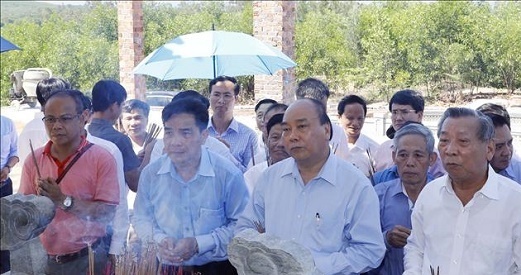 Thủ tướng Nguyễn Xuân Phúc dâng hương tri ân các Anh hùng liệt sỹ tại tỉnh Quảng Nam