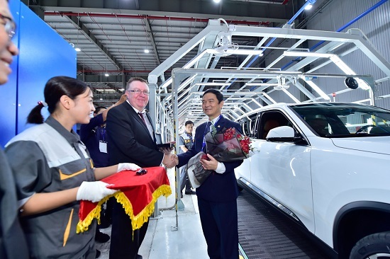 Trải nghiệm chưa từng có của khách hàng Việt khi nhận xe Vinfast Lux 