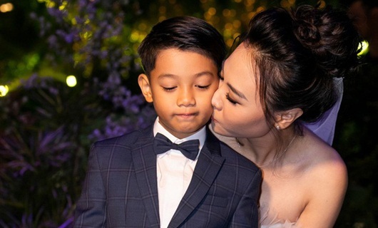 Subeo bẽn lẽn khi được Đàm Thu Trang hôn lên má trong đám cưới