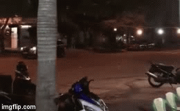 Video: Ô tô 7 chỗ chạy vòng vòng quanh ngã tư rồi lao vào quán nhậu bên đường ở Đà Nẵng