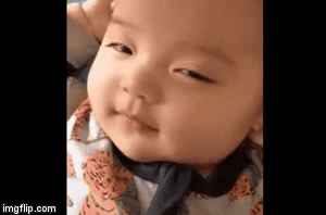 Video: Buồn ngủ nhưng vẫn cố cười, cậu bé khiến dân tình bấn loạn vì quá đáng yêu