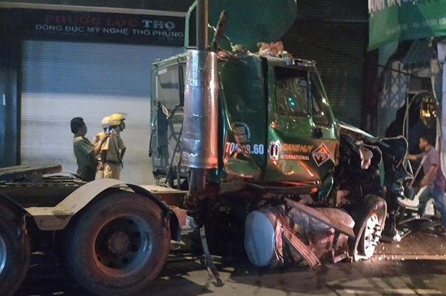 Tin tức tai nạn giao thông mới nhất hôm nay 31/7/2019: Container tông sập nhà dân trong đêm