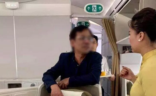 Vụ đại gia bị tố sàm sỡ cô gái trên máy bay Vietnam Airlines: Cảng vụ Hàng không gửi giấy mời hành khách lần 2