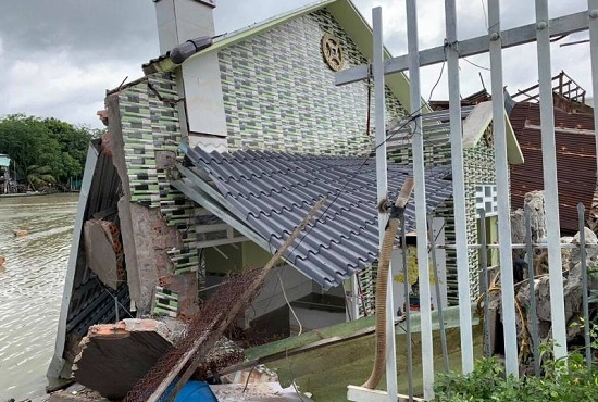 Cần Thơ: Sạt lở nghiêm trọng, nhiều nhà dân bị sụt xuống kênh nước