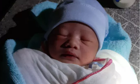 Phát hiện bé sơ sinh còn nguyên dây rốn bị bỏ mặc dưới chân cầu