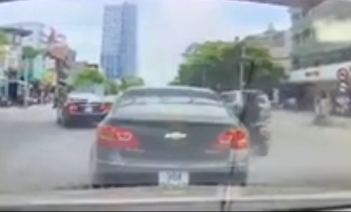 Nam tài xế dừng xe và hành động khiến nhiều người đi đường ngỡ ngàng