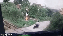 Video: Cố tình băng qua đường ray, người phụ nữ bị tàu hỏa tông trực diện